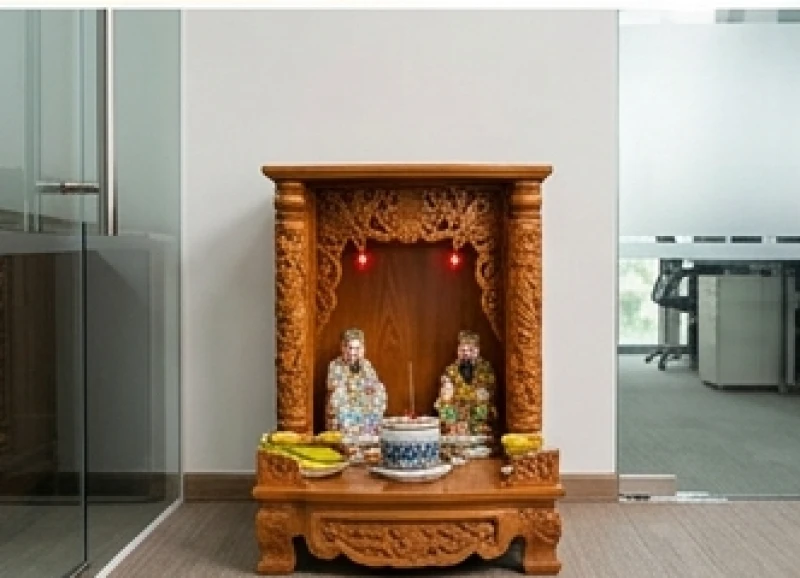 Bàn thờ Thần Tài và Thổ Địa được đặt vững chãi dưới mặt đất tại khu vực sảnh công ty