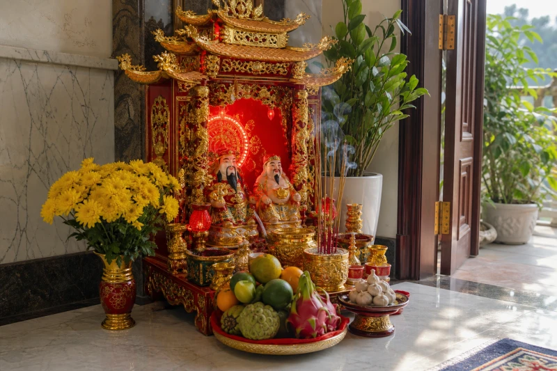 Hướng bàn thờ hợp tuổi Ngọ: chuẩn Bát trạch theo từng can chi 5 Bàn thờ Thần Tài được kê sát đất ở góc tụ khí quan sát toàn bộ cửa chính