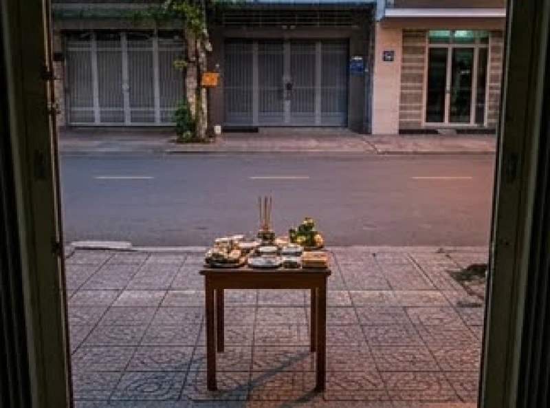 Khoảng cách an toàn giữa mâm đồ lễ cúng chúng sinh và cửa chính của ngôi nhà