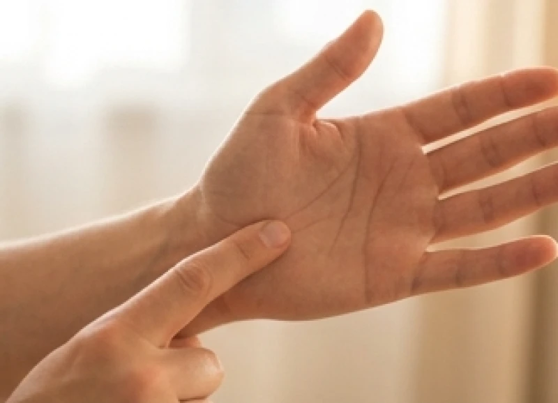 Ngón tay trỏ đang chỉ vào vị trí của đường chỉ tay sức khỏe trên gò Thủy Tinh