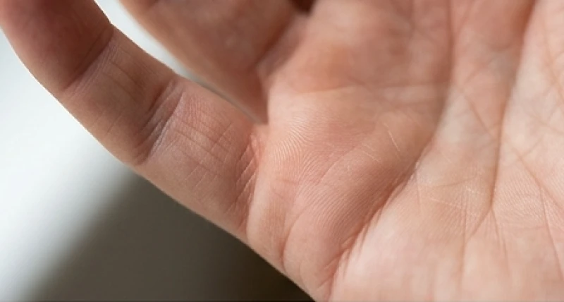 Mép ngoài bàn tay dưới gốc ngón út hiển thị rõ vị trí đường chỉ tay con cái nằm vuông góc với đường hôn nhân