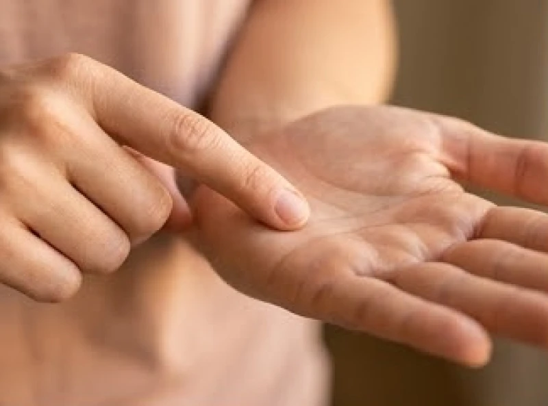 Ngón tay đang chỉ vào vị trí gò Thủy Tinh ngay bên dưới ngón út để xác định đường hôn nhân