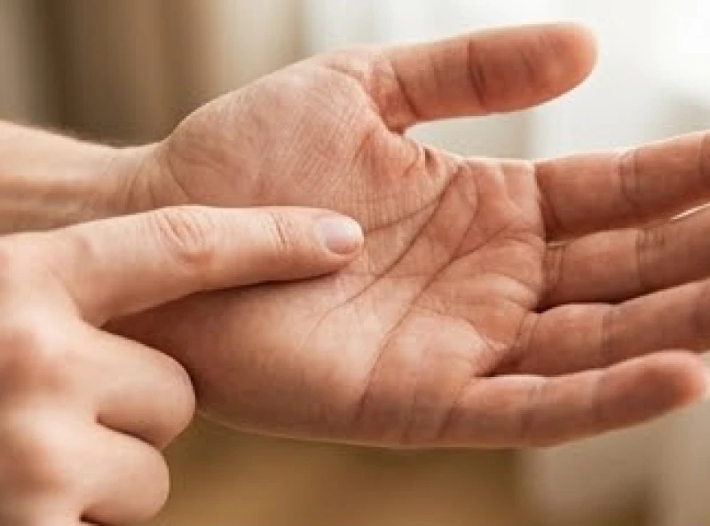 Đường sự nghiệp ngắn: Luận giải ý nghĩa và hướng hóa giải 1 Chỉ tay gò Thổ tinh và vị trí đường sự nghiệp không kéo dài hết chiều dọc của lòng bàn tay
