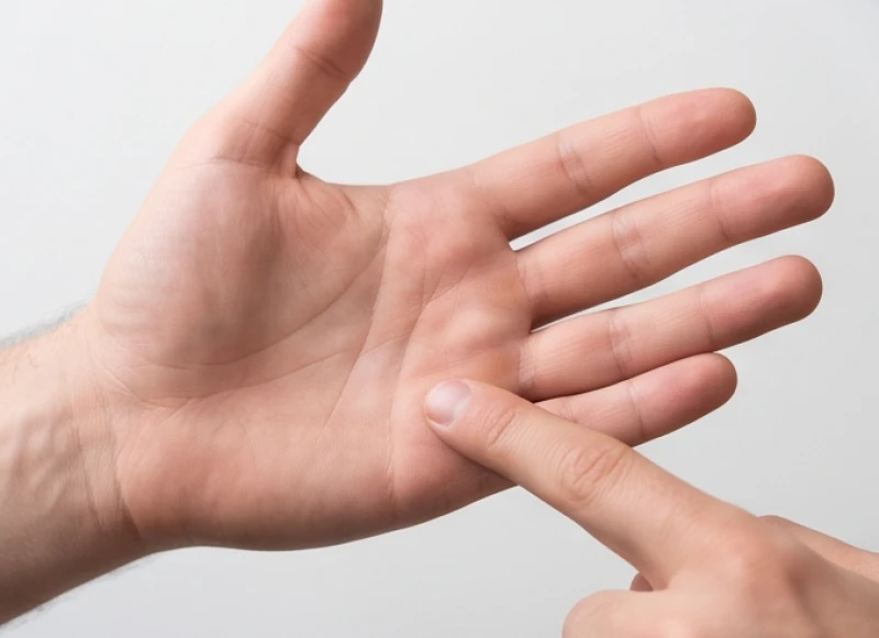 Gò Thủy Tinh trên bàn tay: Cách đo độ cao và giải mã ký hiệu 1 Cận cảnh bàn tay mở rộng hiển thị rõ gò Thủy Tinh nằm ngay phần gốc của ngón tay út