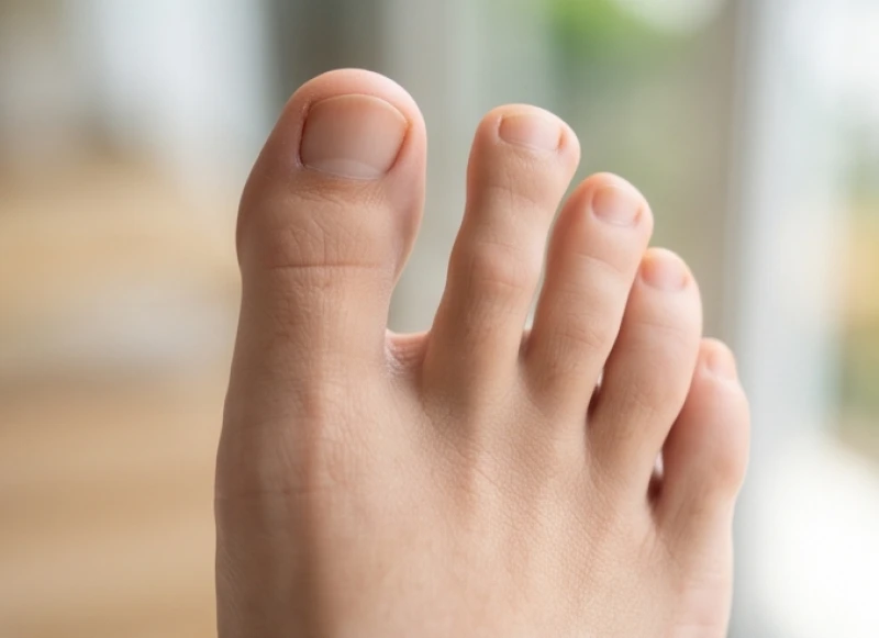 Bàn chân người trưởng thành với ngón cái và ngón trỏ hơi cách xa nhau để lộ rõ vùng da mỏng bên trong