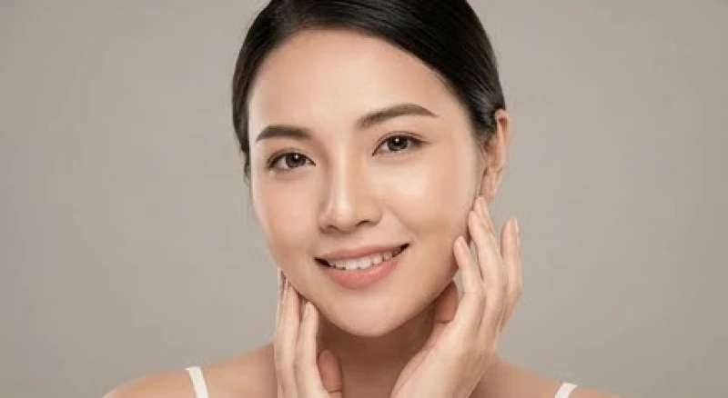 Mơ thấy mẻ răng không chảy máu: Điềm báo và bộ số dân gian 3 Cận cảnh nụ cười tươi tắn của một người phụ nữ chạm tay nhẹ lên vùng nướu và hàm