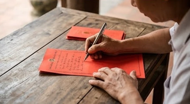 Văn khấn xin lộc Đền Tam Kỳ Hải Phòng: Bài cúng tài lộc & sắm lễ 6 Tín chủ cẩn thận ghi chép địa chỉ kinh doanh và mặt hàng buôn bán lên tờ sớ đỏ trước khi dâng lễ