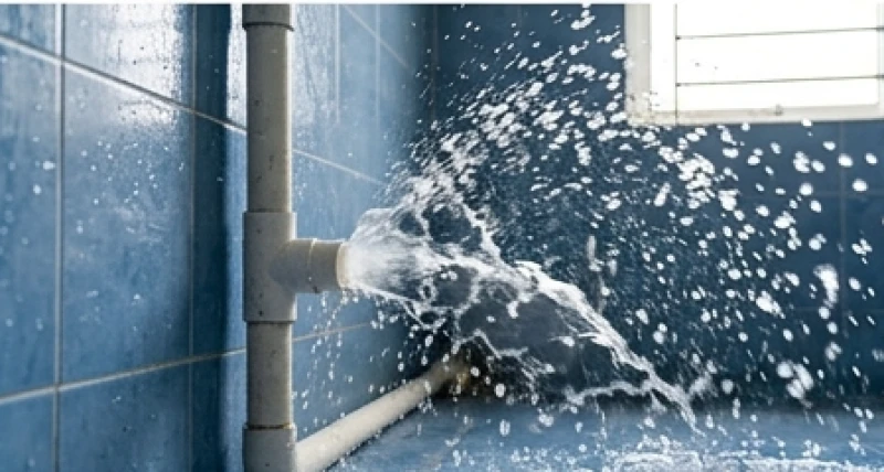 Ống nước bị vỡ là điềm gì: Phân biệt vị trí & cách hóa giải 3 Đường ống nhựa PVC dẫn nước bị vỡ bục khiến dòng nước xối xả phun trào mạnh mẽ