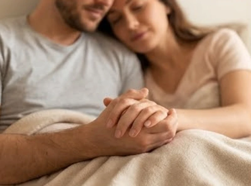 Hai bàn tay đan chặt vào nhau thể hiện sự gắn kết và đồng cảm trong không gian gia đình ấm áp