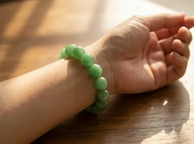 Vòng tay đá ngọc bích tự nhiên đeo trên cổ tay nhằm ổn định trường khí và duy trì sức khỏe tuổi Dần