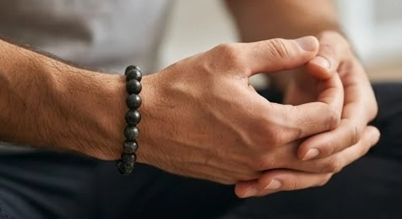 Nam giới có chỉ tay chữ M tay phải nam đeo vòng đá phong thủy giúp tĩnh tâm và kiểm soát quyết định
