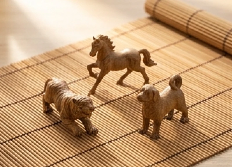 Ba bức tượng Dần Ngọ Tuất chạm khắc từ gỗ trầm hương đại diện cho Hỏa cục quý thần