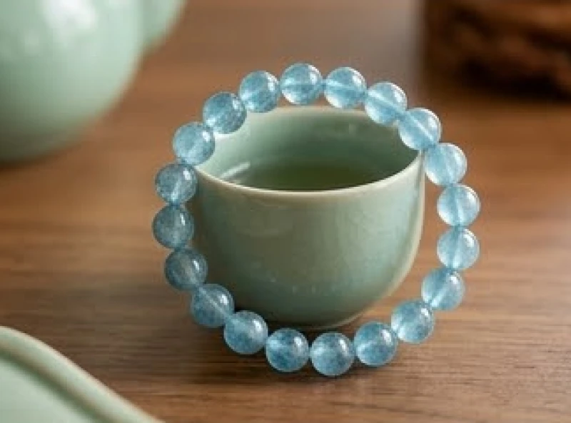 Vòng tay đá Aquamarine màu xanh dương trong trẻo hợp với người tuổi Bính Ngọ mệnh Thủy