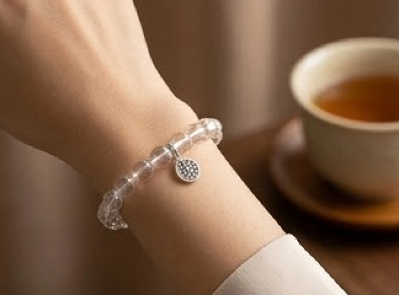 Cổ tay nữ giới đeo vòng tay đá phong thủy tạc hình linh vật tuổi Mùi tỉ mỉ