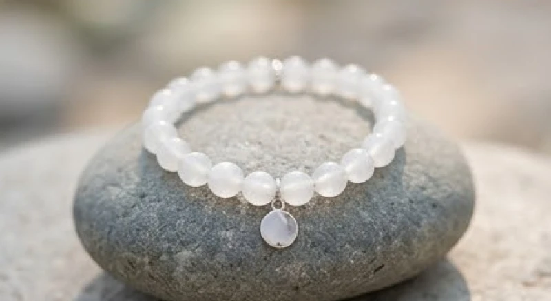 Chuỗi vòng tay phong thủy làm từ đá thạch anh trắng và xám kết hợp cùng charm bạc sang trọng.