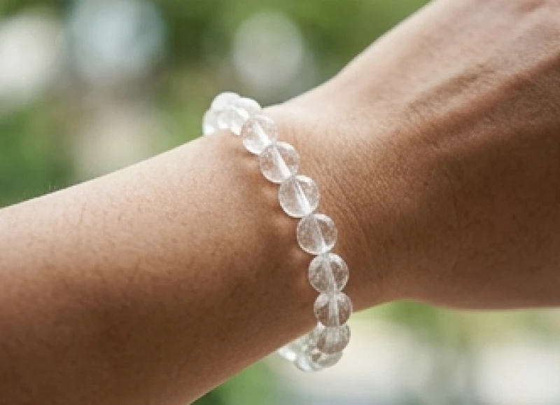 Vòng tay đá thạch anh tự nhiên nguyên khối hỗ trợ cân bằng năng lượng và mang lại sự bình tĩnh