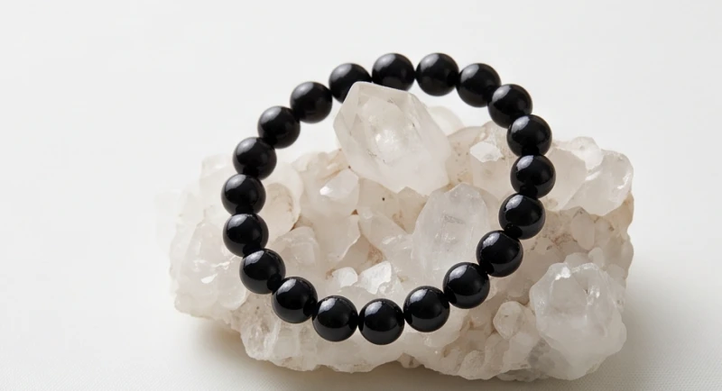 Chuỗi vòng tay đá tourmaline đen tuyền mài nhẵn bóng toát lên vẻ huyền bí