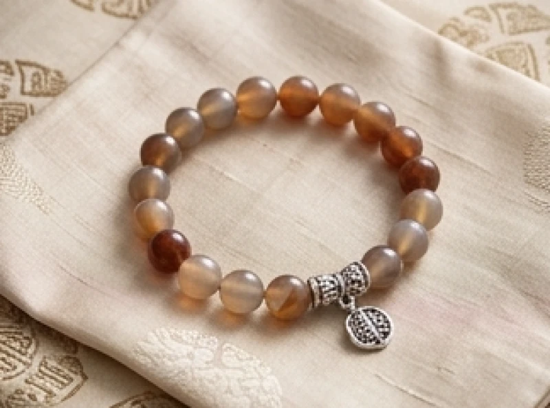 Vòng tay đá mã não tự nhiên kết hợp charm bạc là món quà tặng phong thủy cho người tuổi Hợi mang lại bình an