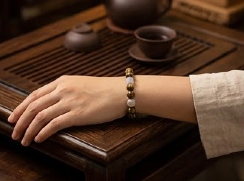 Chiếc vòng tay phong thủy xâu chuỗi hạt đá tự nhiên giúp ổn định trường năng lượng cá nhân