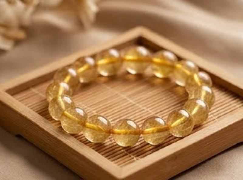 Vòng tay đá thạch anh tóc vàng với kích thước hạt lớn hỗ trợ sức khỏe tuổi tân tỵ 1941 mệnh gì