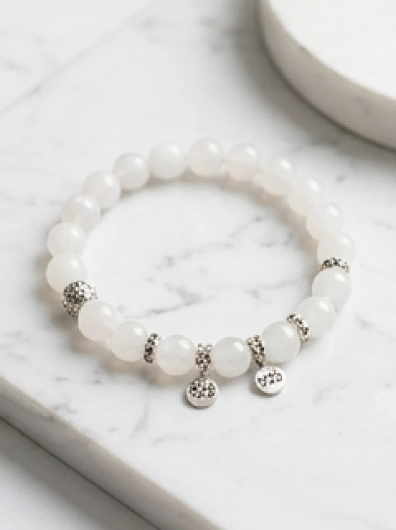 Chuỗi vòng tay đá thạch anh trắng tinh khiết phối cùng các hạt charm bạc nhỏ nhắn