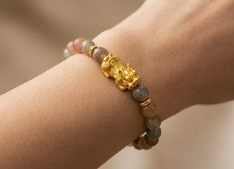 Tuổi Thìn hợp đá gì: Màu bản mệnh, bảng giá & cách thanh tẩy 9 Mẫu vòng tay đá tự nhiên mix charm Tỳ Hưu bằng vàng được đeo quay đầu hướng ra ngoài