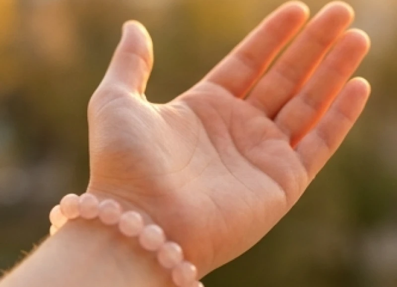 Đường tình duyên mờ: Ý nghĩa theo hai tay và cách hóa giải 9 Lòng bàn tay đeo vòng đá thạch anh hồng giúp kích hoạt sinh khí và từ trường nhân duyên