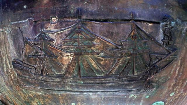 Hình hình ảnh con thuyền thời Nguyễn tương khắc bên trên Cửu đỉnh