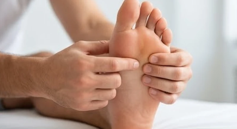 Nốt ruồi giữa lòng bàn chân nam: Tướng số & dấu hiệu y khoa 1 Ngón tay ấn nhẹ vào khoảng lõm tự nhiên trên gan bàn chân nam giới để xác định vị trí huyệt Dũng Tuyền