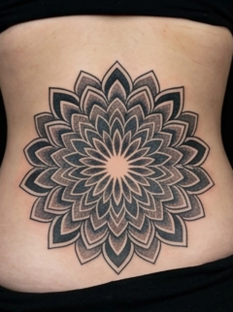 Hình xăm mandala bản to phủ rộng vùng thắt lưng tạo nền tảng vững chắc để thu hút năng lượng tốt