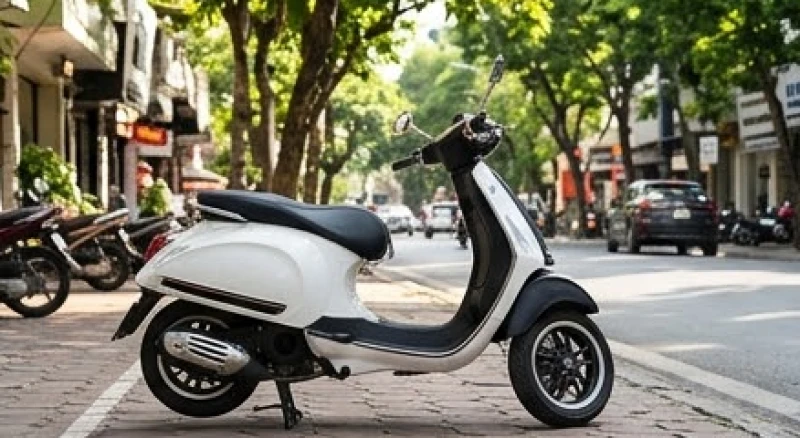 Chiếc xe tay ga màu trắng và đen thanh lịch đỗ trên phố sầm uất mang lại cảm giác an tâm.