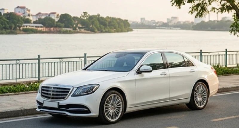 Chiếc sedan màu trắng thanh lịch đỗ cạnh bờ sông thể hiện sự tương sinh hoàn hảo cho chủ xe mệnh Thủy