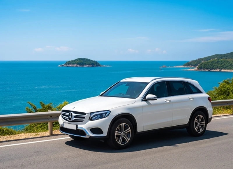 Biển số xe hợp tuổi Tý: cách tính tổng nút và cân bằng Âm Dương 10 Chiếc SUV gầm cao màu trắng muốt nổi bật giữa con đường ven biển đầy nắng và gió trong xanh mát mẻ
