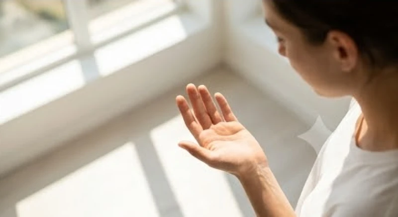 Đặt lòng bàn tay mở rộng dưới ánh sáng tự nhiên để quan sát rõ ràng các vệt chỉ nhỏ