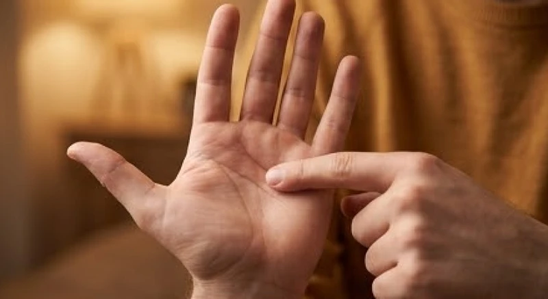 Đường trí đạo ngắn: Ý nghĩa, cách nhận diện và giải pháp khắc phục 1 Một người đang dùng ngón trỏ nhẹ nhàng vạch theo đường trí đạo ngắn trên lòng bàn tay