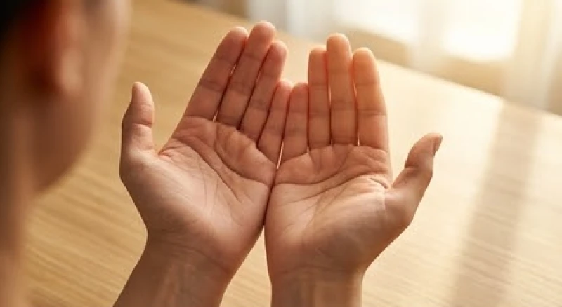 Ba đường chỉ tay tách rời nhau: Ý nghĩa nam nữ & hướng hóa giải 3 Người trưởng thành đang quan sát cả hai lòng bàn tay để tự đối chiếu sự thay đổi