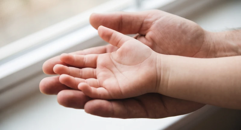 Bàn tay nhỏ bé của trẻ em với các đường chỉ tay đang trong quá trình định hình