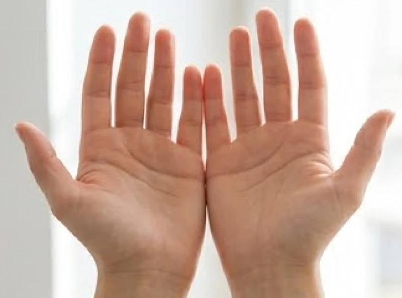 So sánh đường hôn nhân ở nữ trên cả bàn tay trái và bàn tay phải để phân tích tình duyên