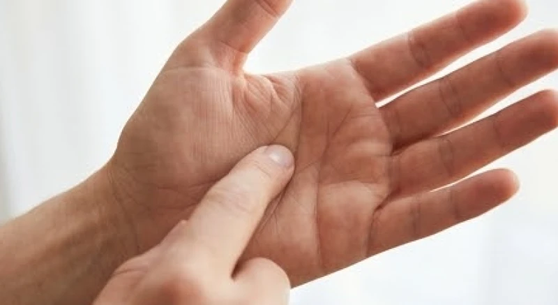 Cận cảnh vết đứt gãy rõ nét trên đường sinh đạo của lòng bàn tay người trưởng thành