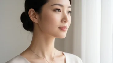 Gương mặt người phụ nữ thanh tú với tướng cổ tròn đầy đặn phản ánh tài lộc trong xem tướng cổ