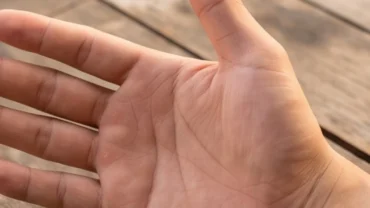 Bàn tay mở rộng với ngón cái nổi bật trong quá trình xem tướng ngón cái dưới ánh sáng tự nhiên