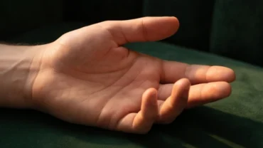 Cận cảnh bàn tay xòe tự nhiên để xem tướng ngón trỏ dự đoán vận mệnh