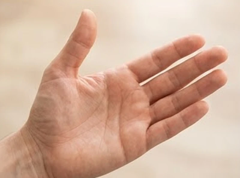 Ngón cái cong ra sau: Ý nghĩa tướng số và góc đo chuẩn y khoa 9 Bàn tay xòe rộng với ngón cái cong vút ra sau làm nổi bật chiều dài và hình dáng các đốt ngón tay