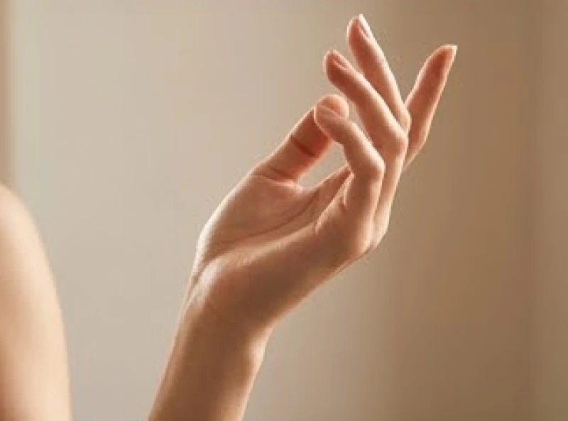 Xem tướng ngón tay: Quy tắc nam nữ và mốc đo tỷ lệ chuẩn 4 Bàn tay phải của nữ giới được nâng lên nhẹ nhàng dưới ánh sáng tự nhiên để quan sát các đặc điểm phước báu
