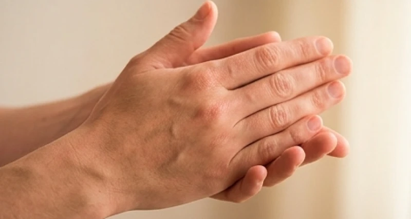 Vận động và mát xa thường xuyên giúp khí huyết lưu thông mang lại sự hồng hào cho lòng bàn tay