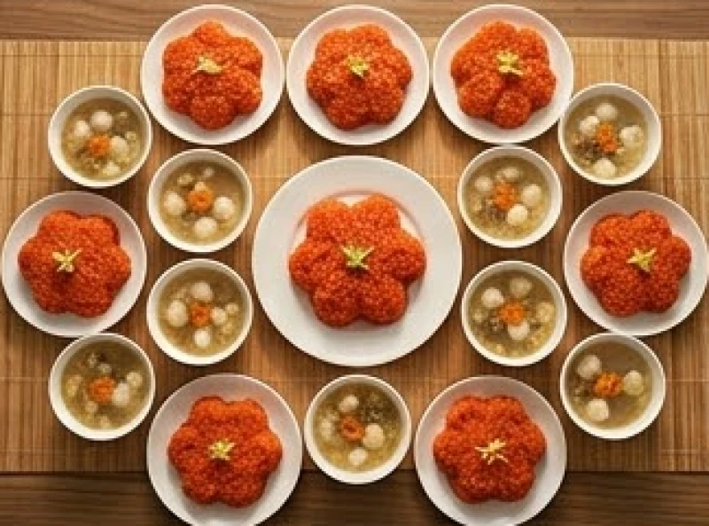 Mâm lễ vật cúng mười hai Bà Mụ gồm xôi gấc đỏ và chè được xếp ngay ngắn đẹp mắt