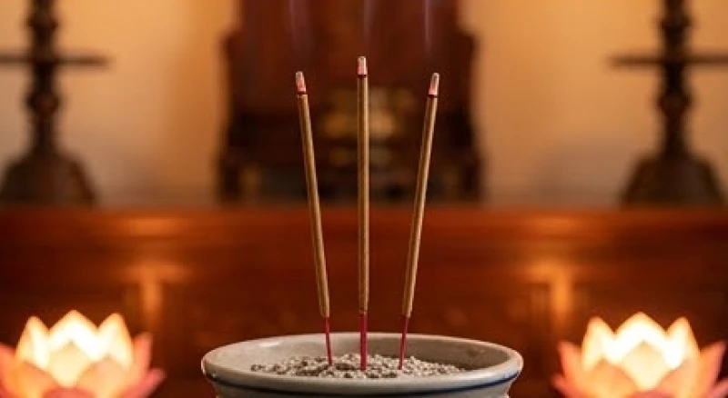 Ba nén nhang đỏ rực cắm ngay ngắn trên bát hương gia tiên, tượng trưng cho thông điệp quan trọng từ người đã khuất