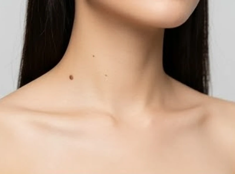 Cận cảnh vùng da cổ thanh tú của nữ giới nổi bật với một nốt ruồi nhỏ màu nâu nhạt