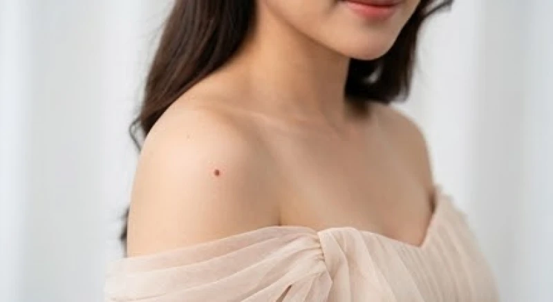 Nốt ruồi ở vai trái: Giải mã ý nghĩa tướng số và lưu ý khi tẩy 1 Phụ nữ sở hữu nốt ruồi ở vai trái thể hiện sự tự tin và tinh thần gánh vác trong cuộc sống