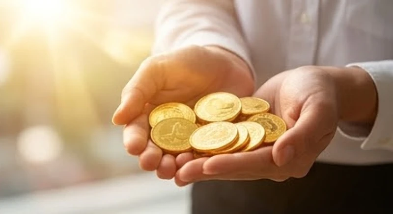 Mơ thấy được cho vàng: Giải mã theo người tặng & loại trang sức 2 Gương mặt an tâm khi cầm những đồng tiền vàng sáng bóng lấp lánh dưới ánh bình minh